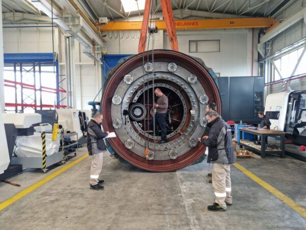 Prior repairs, a 38t FLENDER gearbox type KMPS 476 went through rigorous inspection and measurements