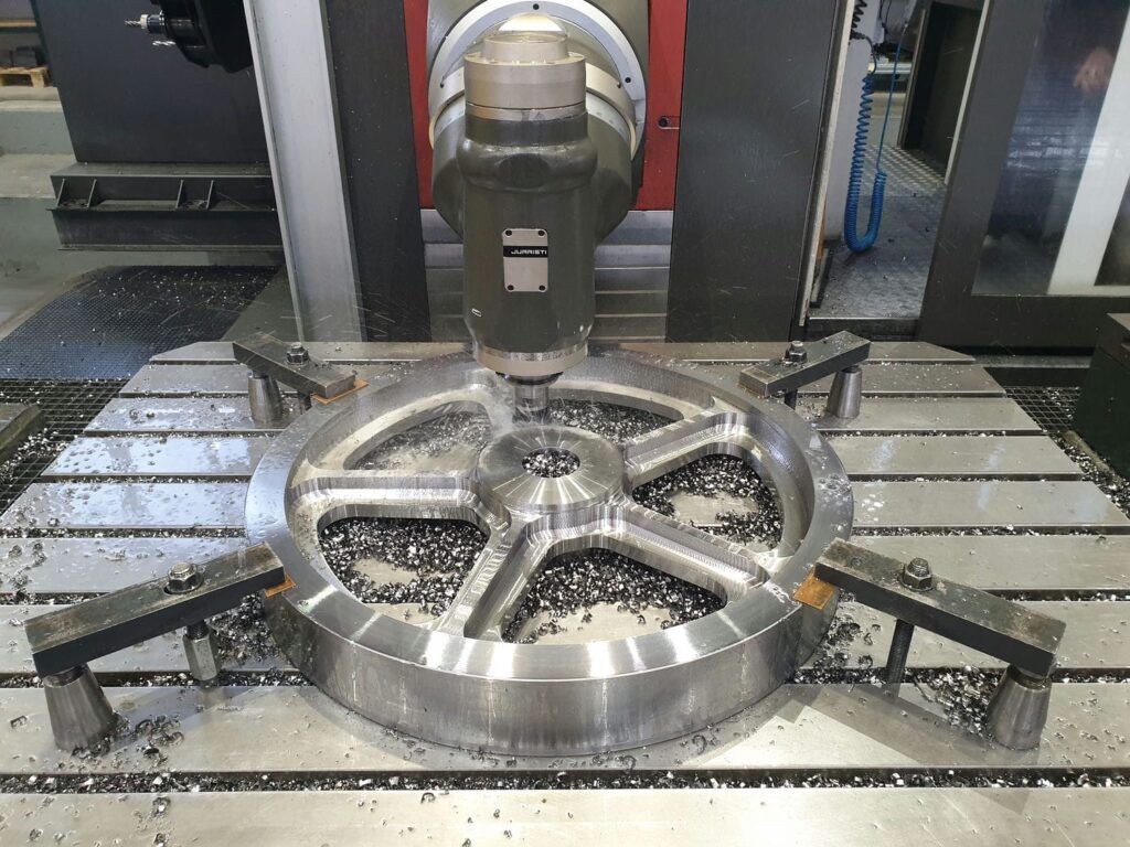 Shaping the new gear wheel by milling on our CNC boring and milling machine