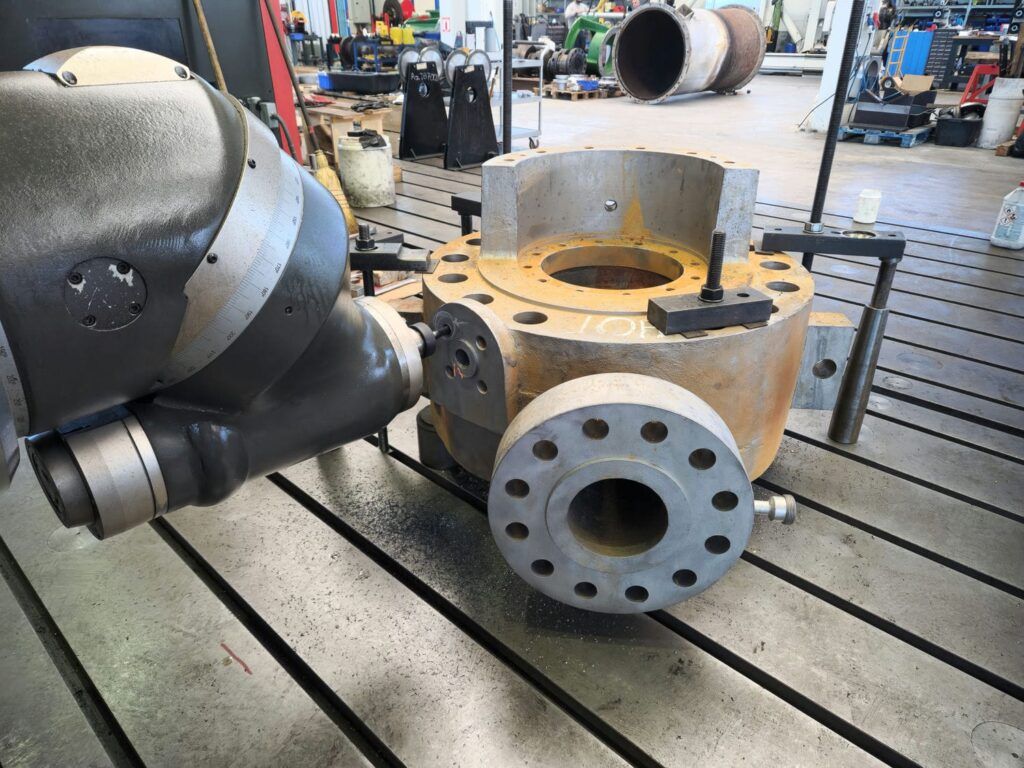 Machining of high-pressure pressure pump casing for removal of broken studs