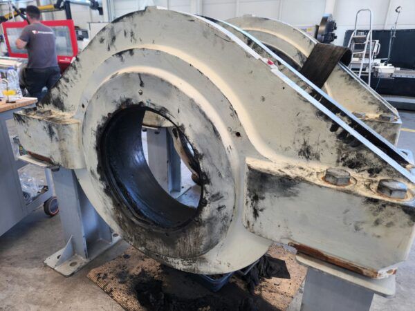 Repair of ACCIONA AW82 main shaft assembly - Rear bearing cover severely damaged -
