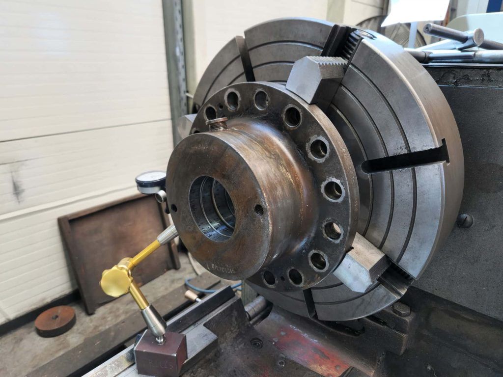 Coupling during measurements and fine machining of bore